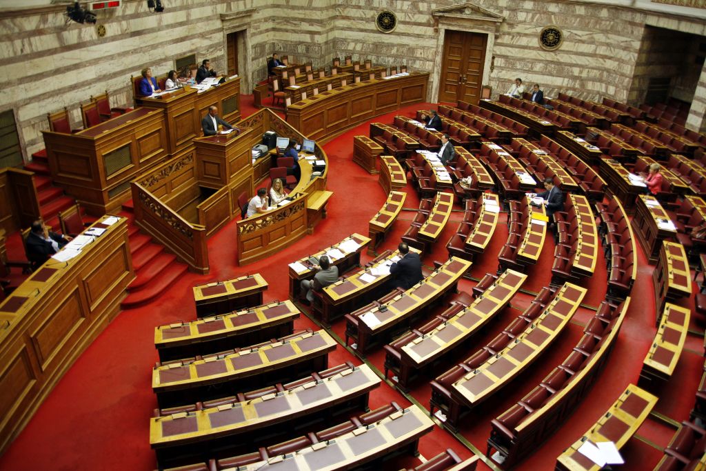 Υπερψηφίστηκε η τροπολογία για κατάργηση διπλών συντάξεων βουλευτών-υπουργών