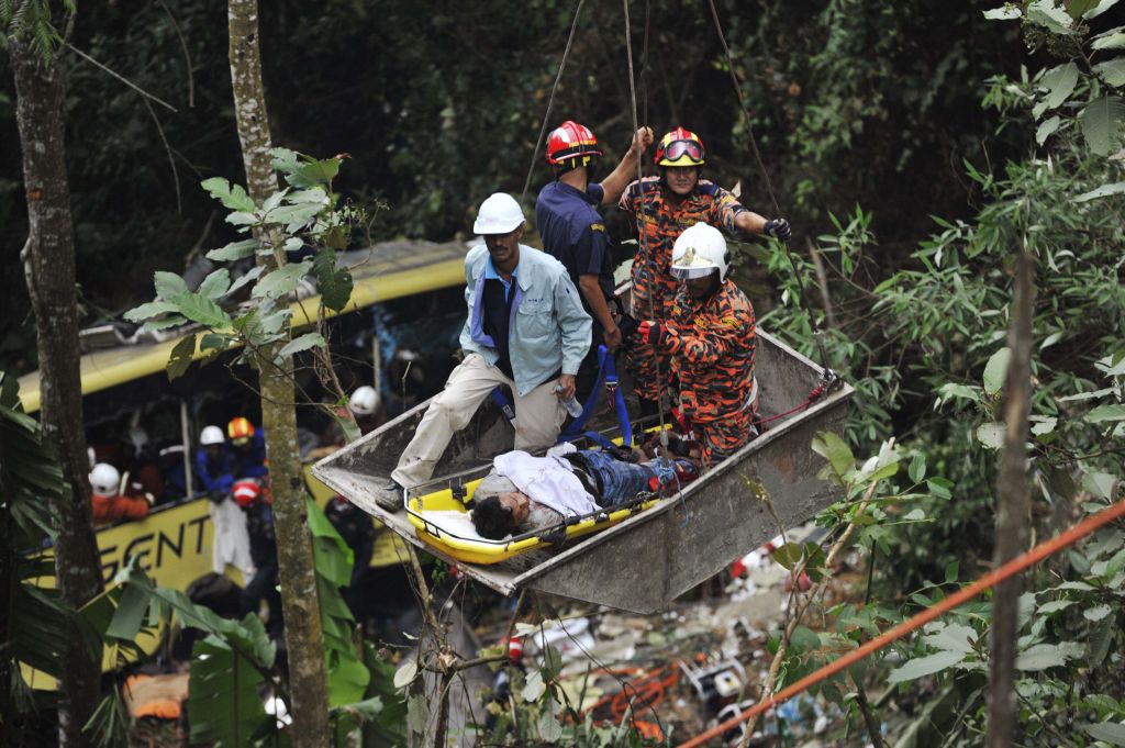 Νεκροί 37 άνθρωποι από πτώση τουριστικού λεωφορείου σε χαράδρα στη Μαλαισία