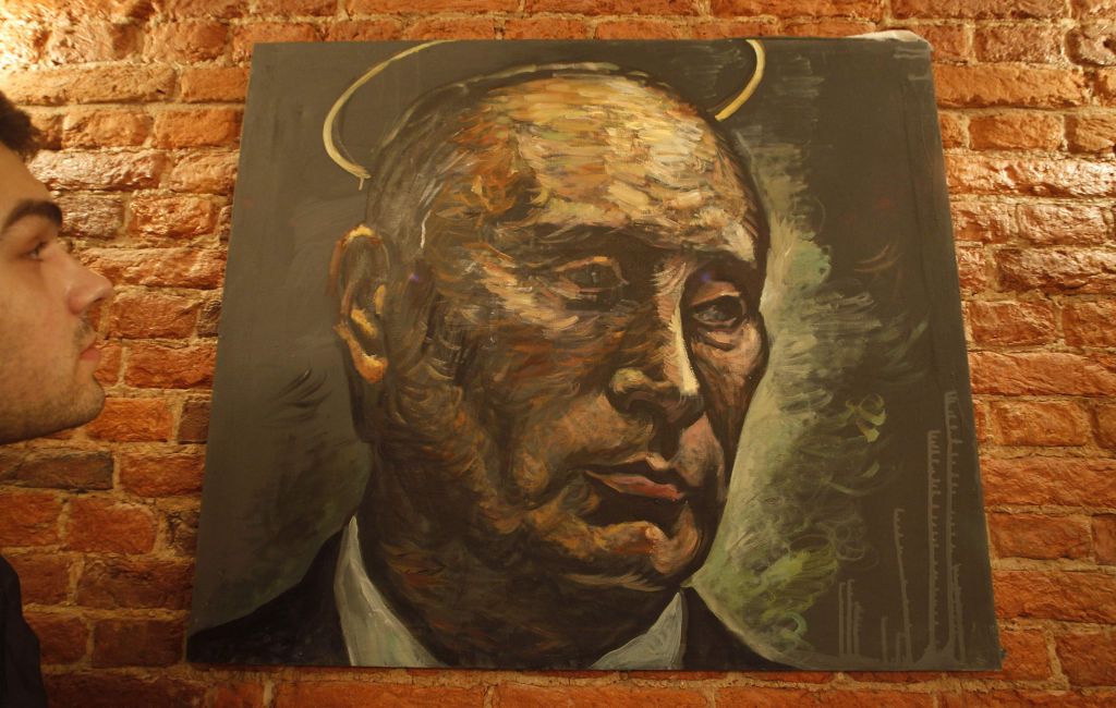 Κατασχέθηκε πίνακας που παρουσίαζε τους Πούτιν και Μεντβέντεφ με γυναικεία εσώρουχα