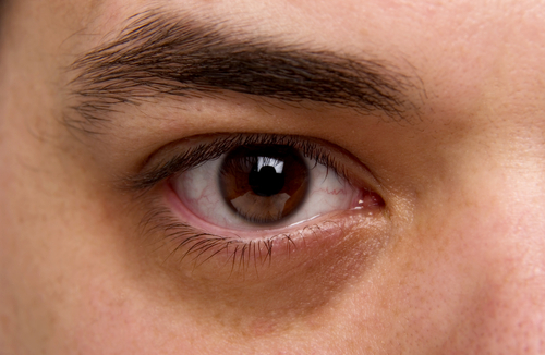 Οι γυναίκες εμπιστεύονται περισσότερο τους άνδρες με καστανά μάτια