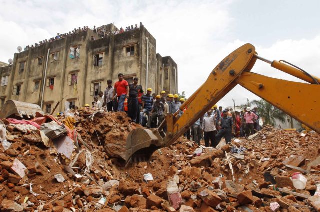 Οκτώ νεκροί και δεκάδες παγιδευμένοι στα ερείπια κτιρίων που κατέρρευσαν στην Ινδία