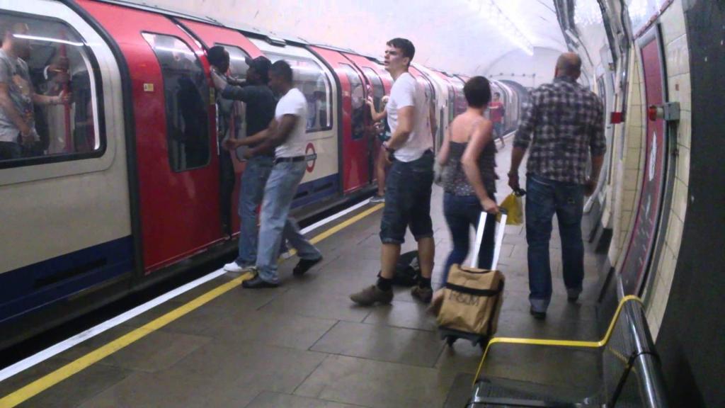 Σκηνές πανικού με παγιδευμένους στα βαγόνια του Μετρό στο Λονδίνο