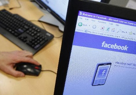 Η κατάχρηση του Facebook «υπονομεύει την ευτυχία»