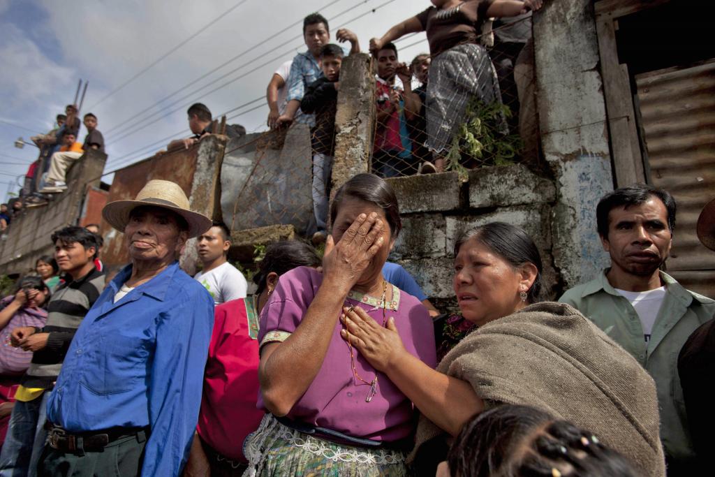 Τουλάχιστον 35 άνθρωποι σκοτώθηκαν και 40 τραυματίστηκαν όταν λεωφορείο έπεσε σε χαράδρα στη Γουατεμάλα