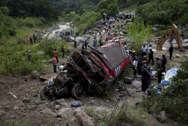 Γουατεμάλα: Λεωφορείο «βούτηξε» σε χαράδρα 200 μέτρων – 43 οι νεκροί