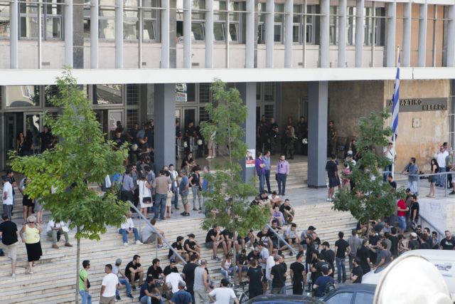 Ελεύθεροι οι 46 για την επίθεση στα γραφεία της Χρυσής Αυγής στη Θεσσαλονίκη