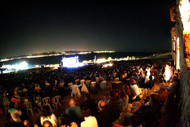 6.000 θεατές στη Μακρόνησο για την παράσταση-αφιέρωμα στον Μίκη Θεοδωράκη