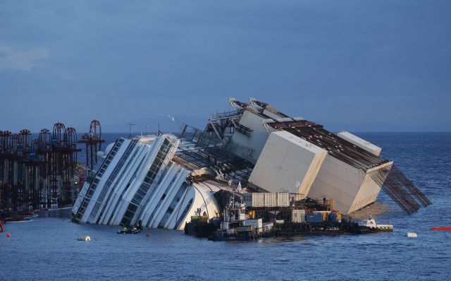 Καθυστερεί λόγω καιρού η ανέλκυση του Costa Concordia