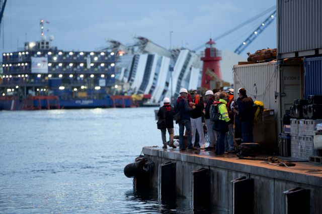 Η επιχείρηση ανόρθωσης του Costa Concordia αναμένεται να συνεχιστεί όλη τη νύχτα