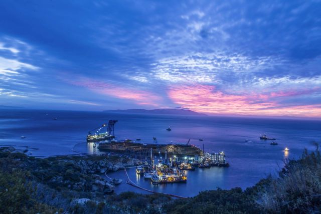 Επιχείρηση «Costa Concordia»: Το πλωτό παλάτι θυμίζει πλοίο – φάντασμα