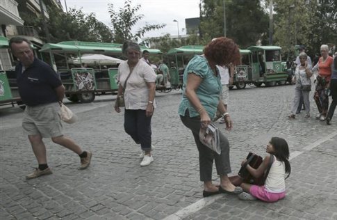 Τον γύρο του κόσμου κάνει η φωτογραφία γυναίκας που κλωτσά κοριτσάκι κάτω από την Ακρόπολη