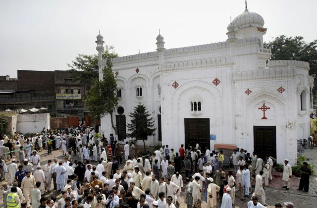 Πακιστάν: Τουλάχιστον 78 νεκροί από επίθεση αυτοκτονίας έξω από χριστιανική εκκλησία
