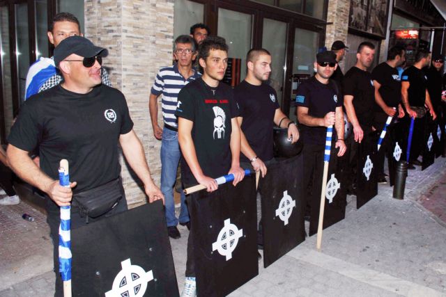 Η ελληνική σημαία καμουφλάζ για ρόπαλα στα γραφεία – οπλοστάσια της Χρυσής Αυγής