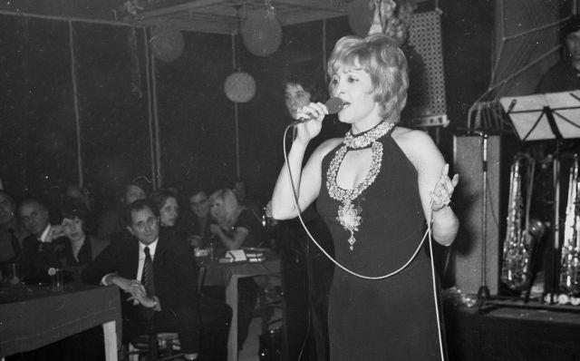 Πόλυ Πάνου: Η τραγουδίστρια που άλλαξε τη νύχτα