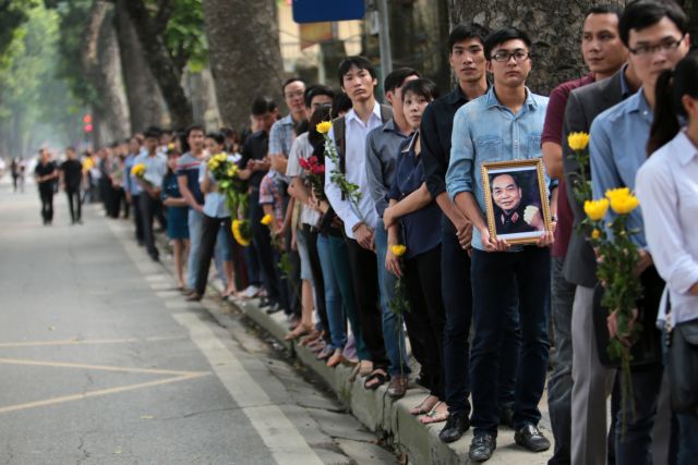 Οι βιετναμέζοι αποχαιρετούν τον πολέμαρχο τους