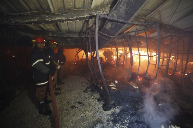 Μπαγκλαντές: Τουλάχιστον δέκα νεκροί από πυρκαγιά σε εργοστάσιο ενδυμάτων