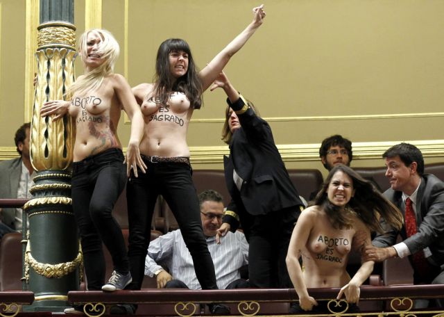 Γυμνόστηθη εισβολή στο ισπανικό Κοινοβούλιο από τις Femen για την υπεράσπιση των αμβλώσεων