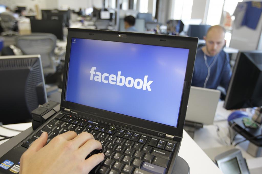 Χαλαρώνει τις ρυθμίσεις απορρήτου για τους ανήλικους χρήστες το facebook