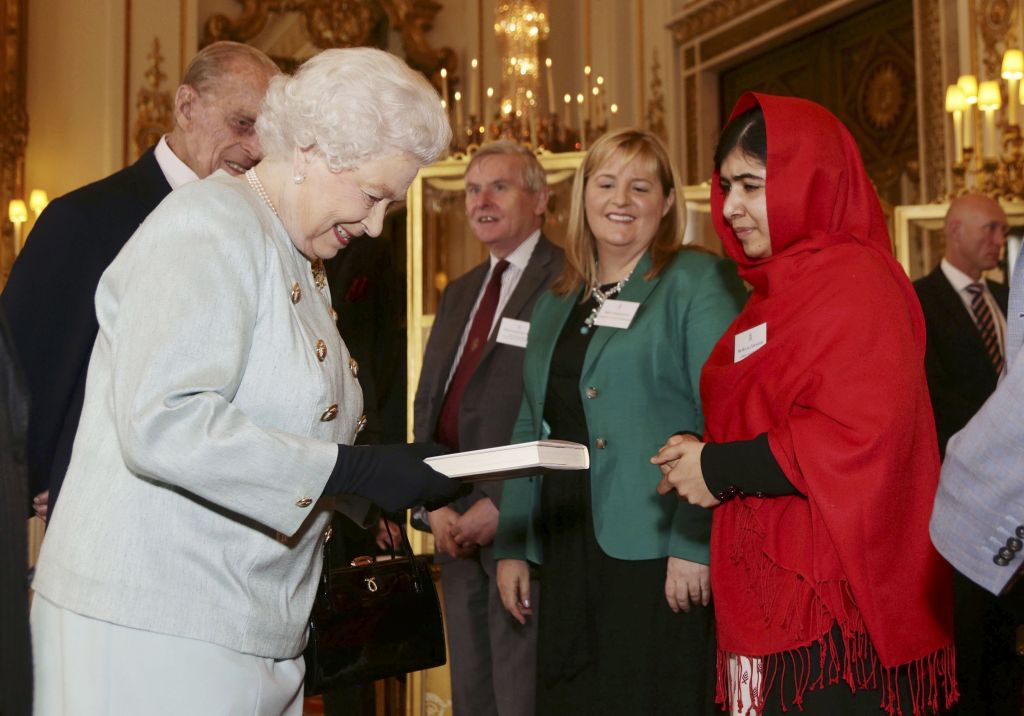 Η Μαλάλα έκανε «κοπάνα» για να συναντήσει τη βασίλισσα Ελισάβετ Β’