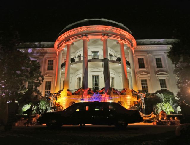 Στο χρώμα της πορτοκαλί κολοκύθας λόγω Halloween ο Λευκός Οίκος