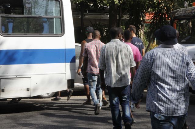 Επαναπατρίστηκαν 1.052 αλλοδαποί τον Οκτώβριο | tanea.gr Επαναπατρίστηκαν 1.052 αλλοδαποί τον Οκτώβριο | tanea.gr