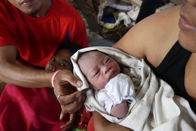 Φιλιππίνες: Γεννήθηκε στα συντρίμμια του τυφώνα