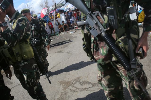 Φιλιππίνες: Ανταλλαγή πυρών ανάμεσα στις δυνάμεις ασφαλείας και σε ένοπλους πληγέντες από τον τυφώνα Χαϊγιάν