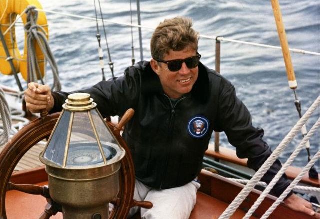 «O Κένεντι; Ομορφος άνδρας, μέτριος πρόεδρος»: 50 χρόνια μετά τη δολοφονία ο κόσμος θυμάται