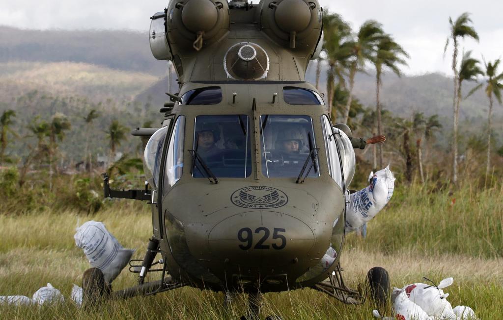 Αμερικανικά στρατιωτικά ελικόπτερα μεταφέρουν τρόφιμα στις Φιλιππίνες