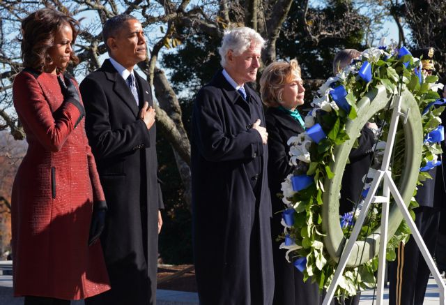 Ο Ομπάμα, ο Μπιλ και η Χίλαρι Κλίντον στην τελετή για την επέτειο των 50 χρόνων από το θάνατο του Κένεντι