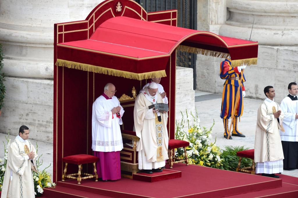 Βατικανό: Εκτέθηκαν για πρώτη φορά λείψανα του Αποστόλου Πέτρου
