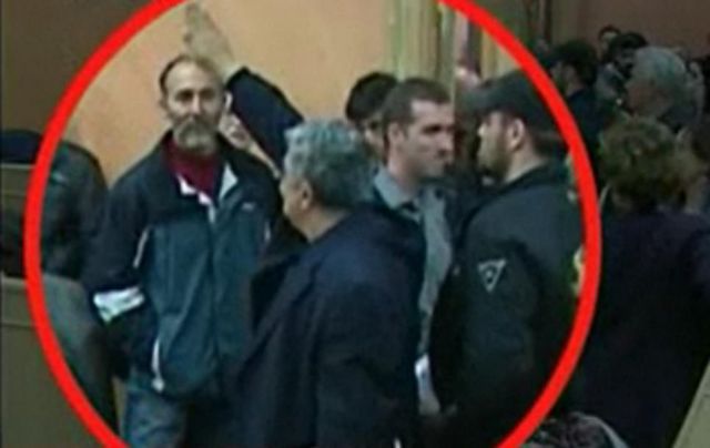 Εβαζαν τα σκυλιά να δαγκώνουν τους μετανάστες