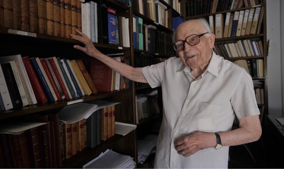 Εμμανουήλ Κριαράς, ετών 107: Τι λέει για τον έρωτα, τη ζωή, τον θάνατο, τον σοσιαλισμό