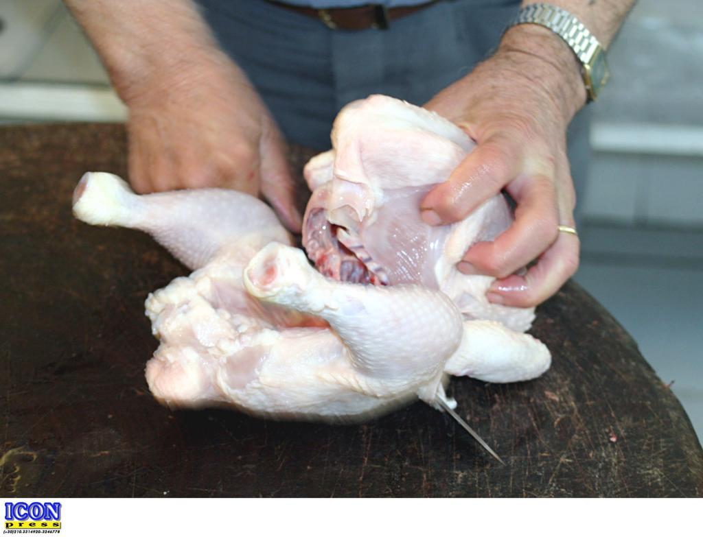 Κύπρος: Ερευνα για ακατάλληλα κοτόπουλα που προμηθεύτηκε η Εθνική Φρουρά