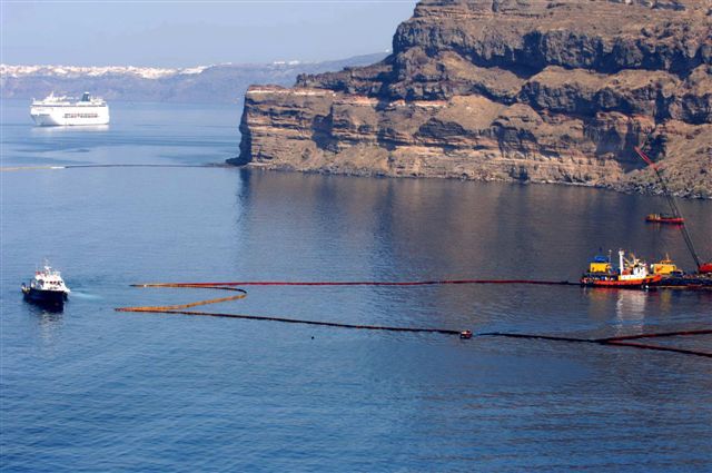 ΕΛΚΕΘΕ: Δεν μολύνθηκε η θάλασσα στη Σαντορίνη από το ναυάγιο του Sea Diamond