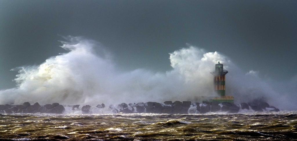 Τέσσερις άνθρωποι πνίγηκαν ανοικτά των ακτών της Βρετάνης από μεγάλα κύματα