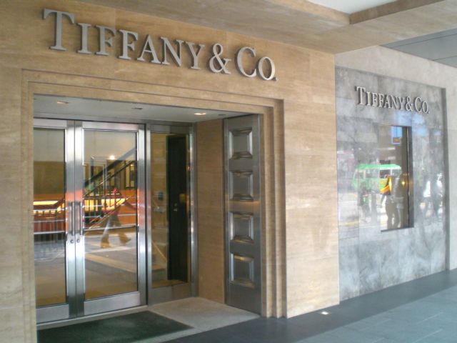 Αποζημίωση 449 εκατ. δολαρίων θα καταβάλει η Tiffany στην Swatch Group