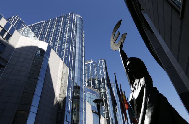 Wall Street Journal: Εφτάψυχη η ευρωζώνη, ξεπέρασε τα σοκ του 2013