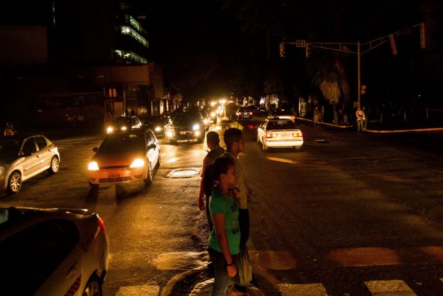 Στο σκοτάδι το Καράκας και πόλεις της Βενεζουέλας λόγω μεγάλης διακοπής ρεύματος | tanea.gr