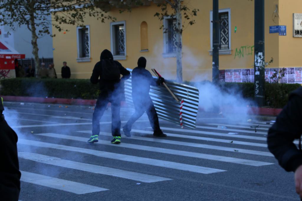 Με δακρυγόνα η Αστυνομία απάντησε στον πετροπόλεμο στα Εξάρχεια, μετά την πορεία για τον Γρηγορόπουλο
