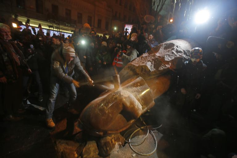 Goodbye Lenin: Διαδηλωτές γκρέμισαν το άγαλμα του Λένιν στο Κίεβο | tanea.gr Goodbye Lenin: Διαδηλωτές γκρέμισαν το άγαλμα του Λένιν στο Κίεβο | tanea.gr