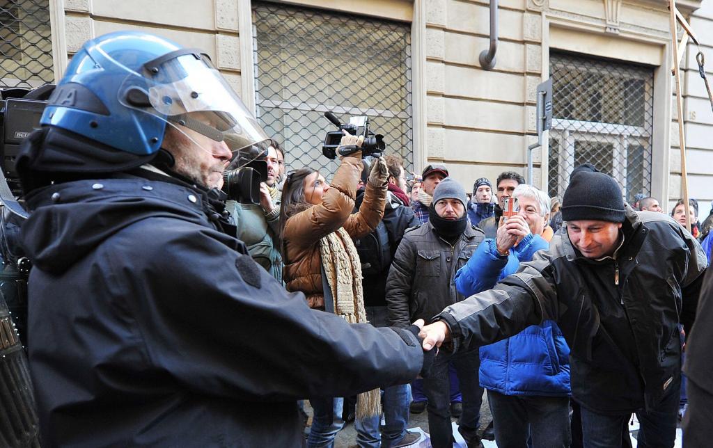 Ιταλία: Τα ΜΑΤ στο πλευρό των διαδηλωτών, έβγαλαν τα κράνη και τους αγκάλιασαν