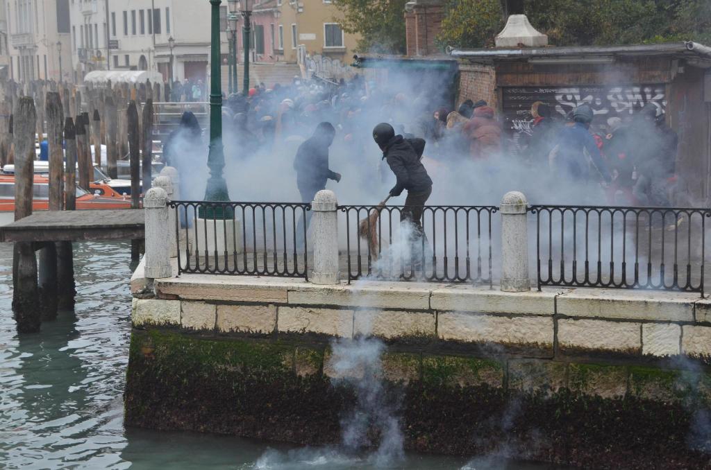 Ιταλία: Νέος γύρος συγκρούσεων αστυνομίας και διαδηλωτών σε τρεις πόλεις