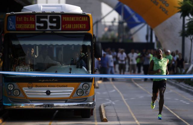 Ενα… λεωφορείο νίκησε ο Γιουσέιν Μπολτ στο Μπουένος Αϊρες