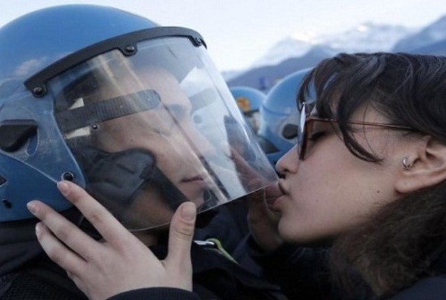 Ιταλία: Φίλησε στο κράνος αστυνομικό των ΜΑΤ και κατηγορείται για χρήση σεξουαλικής βίας