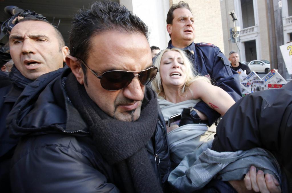 Ακτιβίστρια της Femen γδύθηκε υπέρ των αμβλώσεων στην πλατεία του Αγίου Πέτρου