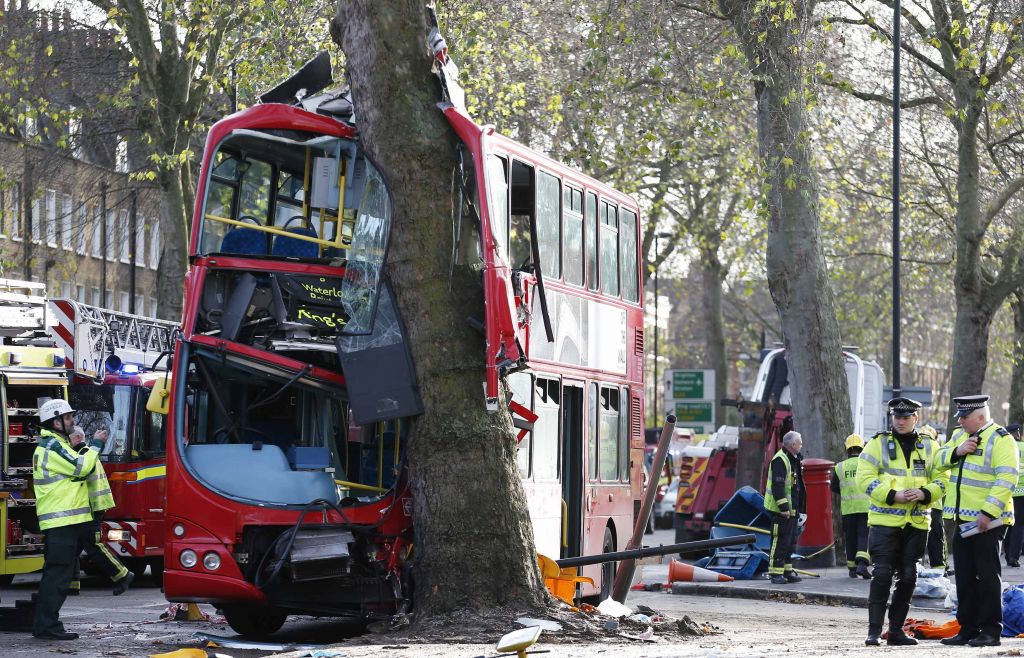 Το 24ωρο του τρόμου στο Λονδίνο: λεωφορείο έπεσε σε δέντρο – κατέρρευσε η οροφή θεάτρου