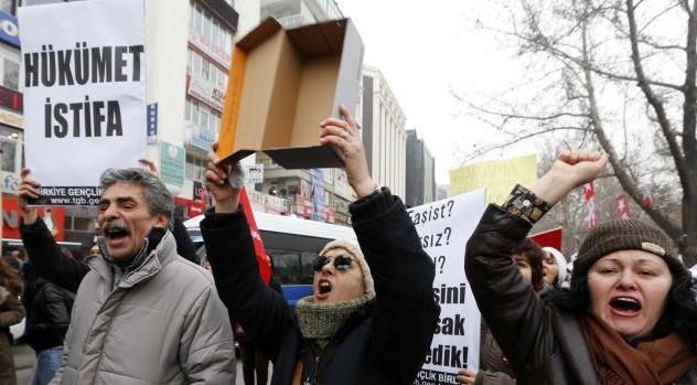 Τουρκία: Εκρηξη λαού για τα σκάνδαλα