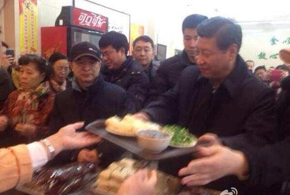 Στην ουρά για ένα πιάτο φαΐ περίμενε ο πρόεδρος της Κίνας