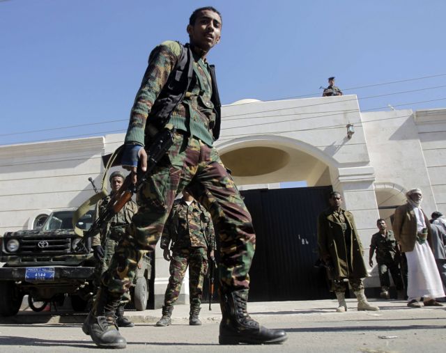 Επίθεση με νεκρούς κατά στρατιωτικής βάσης στην Υεμένη